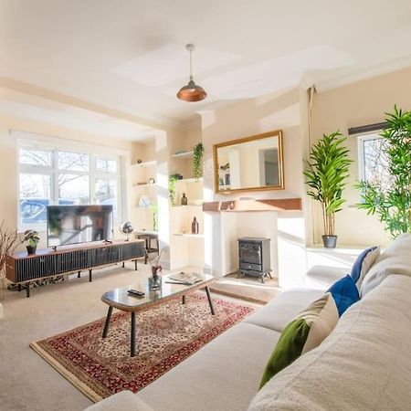Charming Cottage Getaway In Altrincham Eksteriør billede