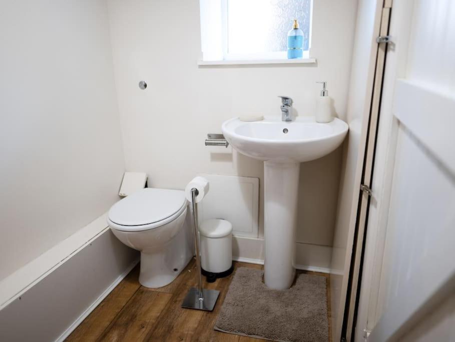 Charming Cottage Getaway In Altrincham Eksteriør billede