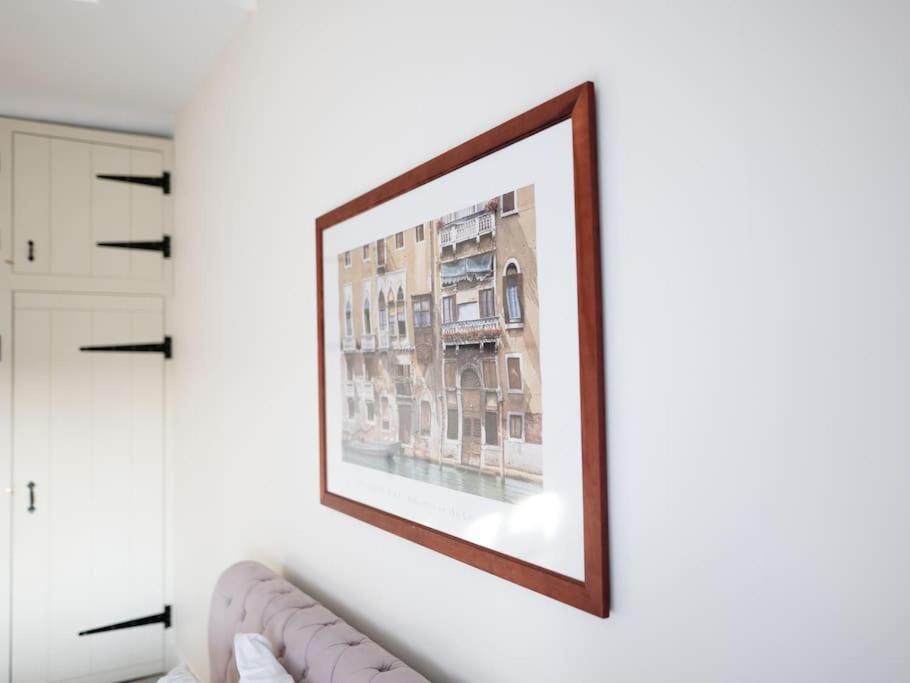 Charming Cottage Getaway In Altrincham Eksteriør billede