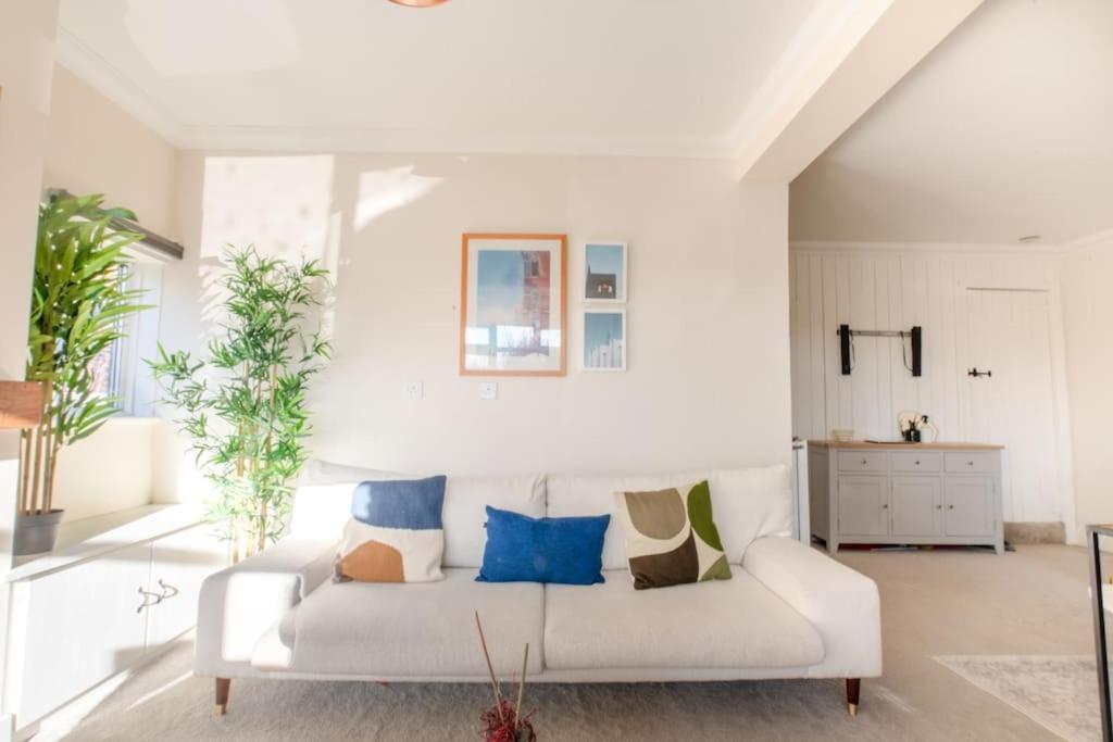 Charming Cottage Getaway In Altrincham Eksteriør billede
