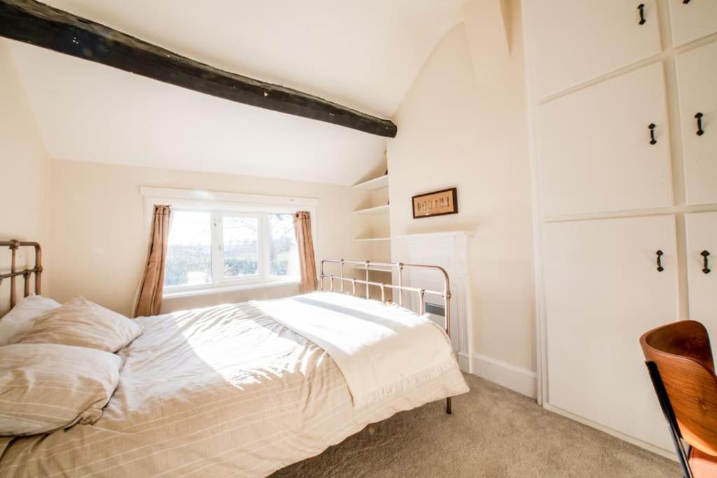 Charming Cottage Getaway In Altrincham Eksteriør billede