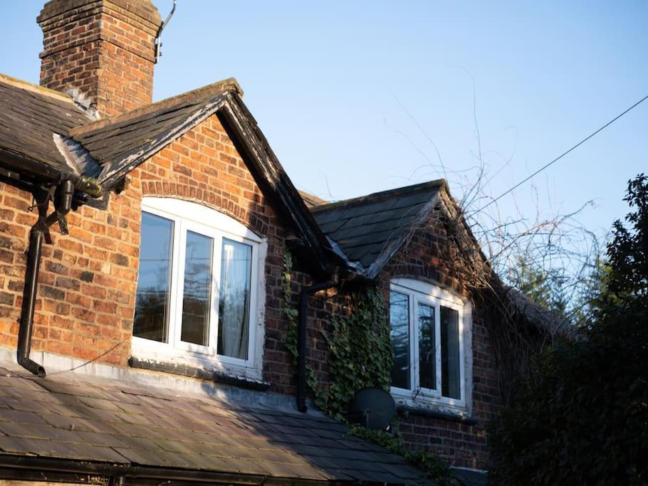 Charming Cottage Getaway In Altrincham Eksteriør billede