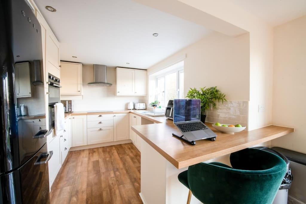 Charming Cottage Getaway In Altrincham Eksteriør billede