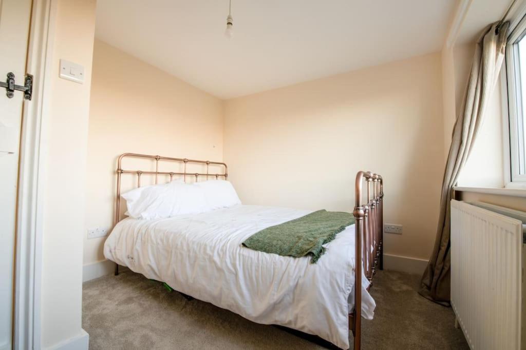 Charming Cottage Getaway In Altrincham Eksteriør billede
