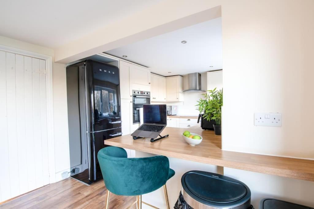 Charming Cottage Getaway In Altrincham Eksteriør billede