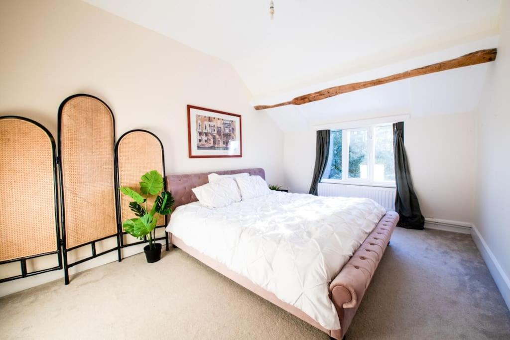 Charming Cottage Getaway In Altrincham Eksteriør billede