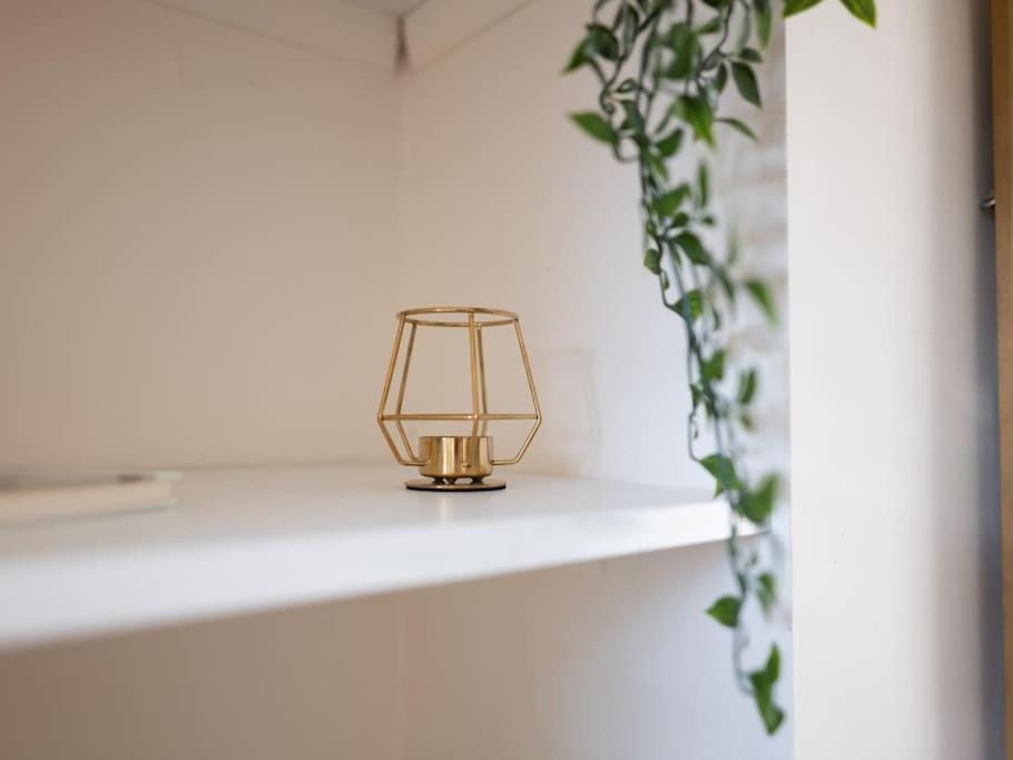 Charming Cottage Getaway In Altrincham Eksteriør billede