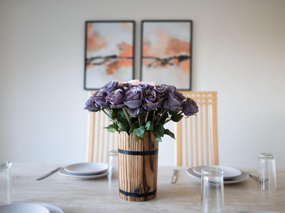 Charming Cottage Getaway In Altrincham Eksteriør billede