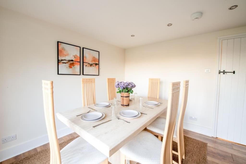 Charming Cottage Getaway In Altrincham Eksteriør billede