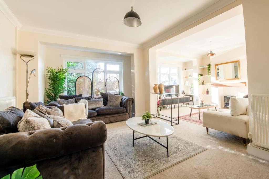 Charming Cottage Getaway In Altrincham Eksteriør billede