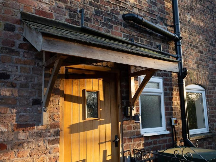Charming Cottage Getaway In Altrincham Eksteriør billede