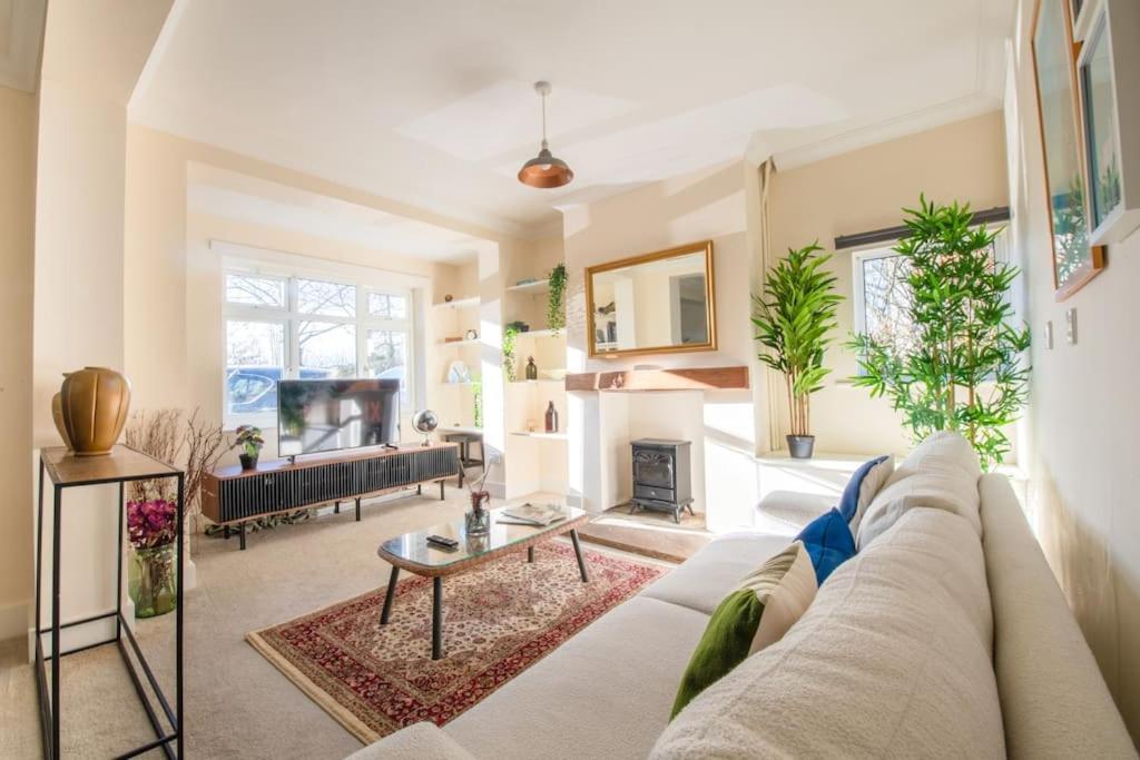 Charming Cottage Getaway In Altrincham Eksteriør billede