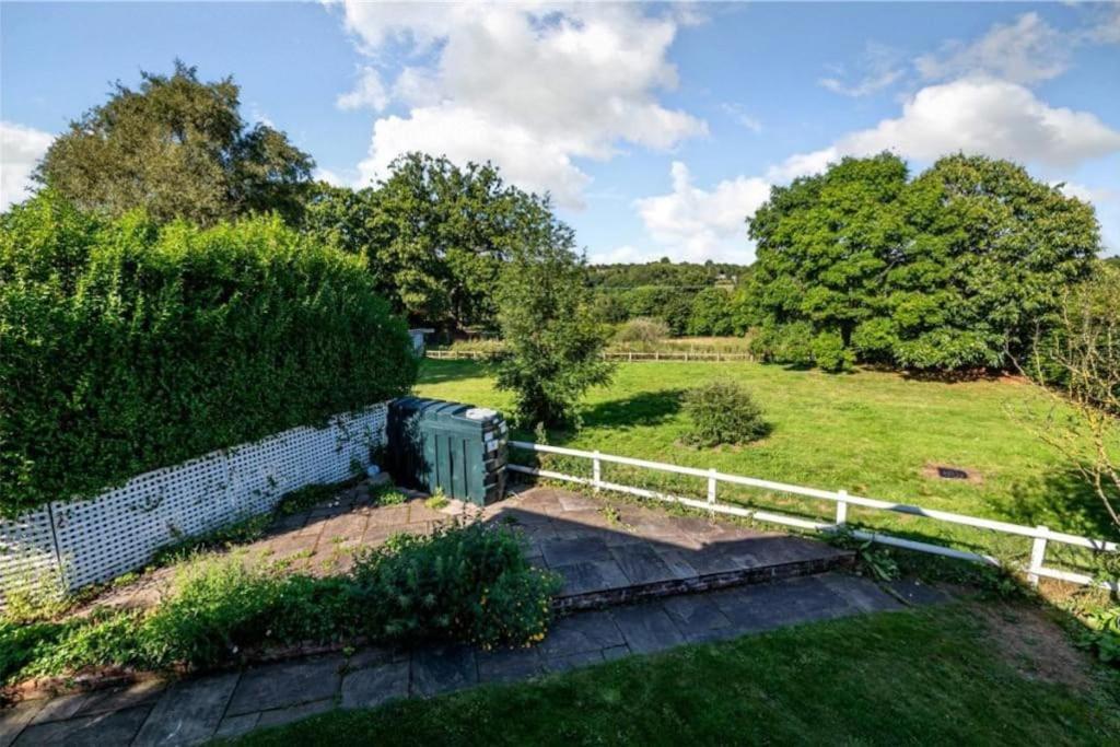 Charming Cottage Getaway In Altrincham Eksteriør billede